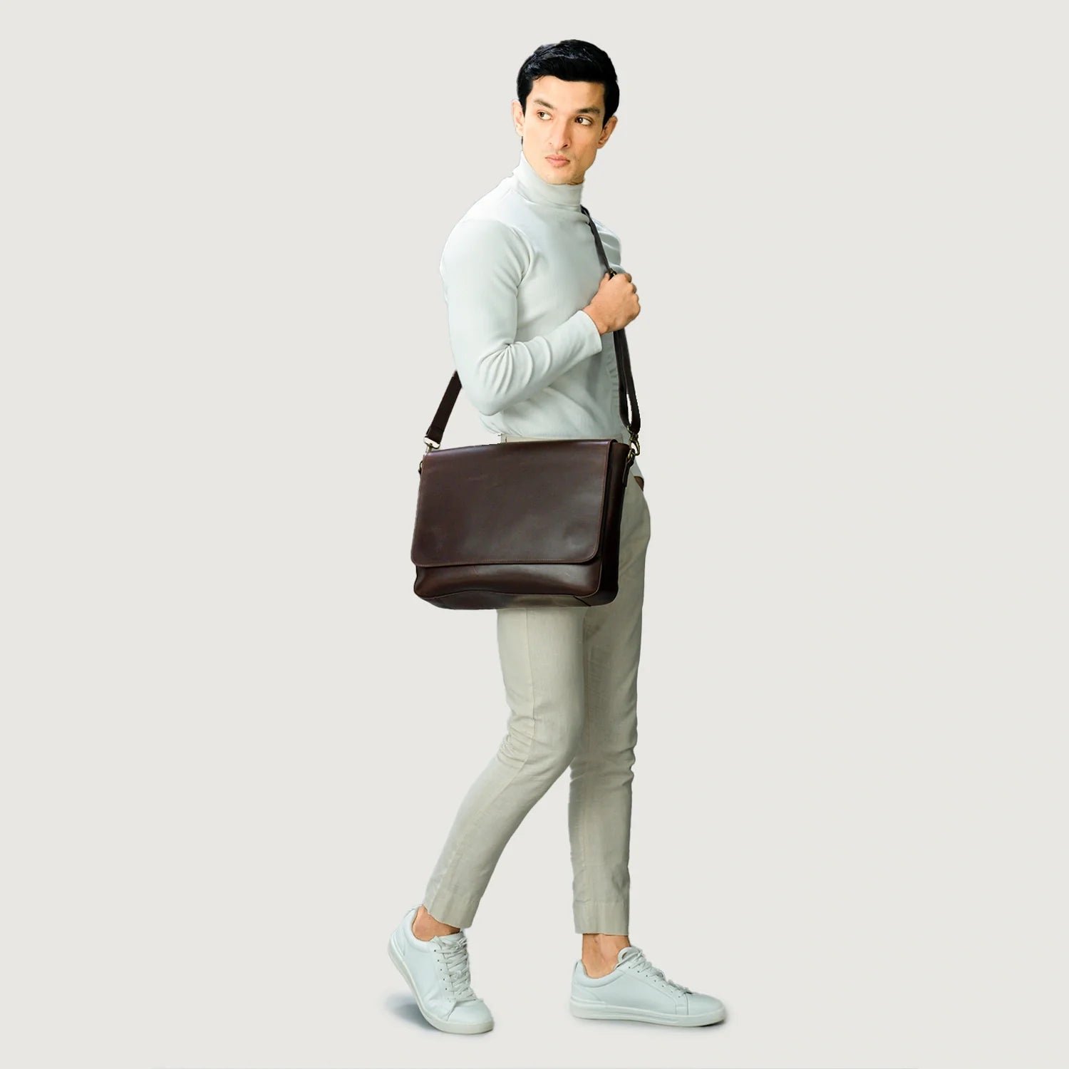 The Carismatico Vintage Brown Leather Messenger Bag - Image 2