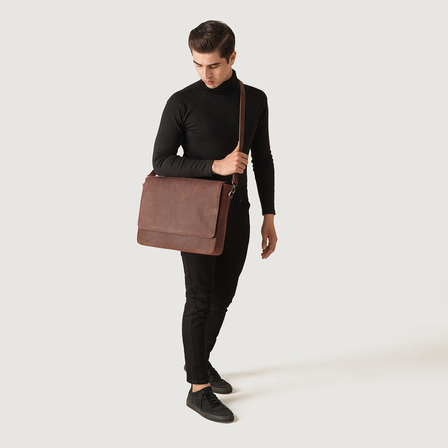 The Carismatico Vintage Distressed Brown Leather Messenger Bag - Image 2